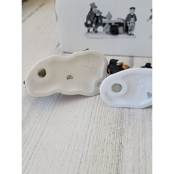 Dept 56 55549 Oliver Twist Heritage Village Collection accessory xmas set - Picture 11 of 12